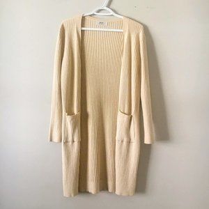 long ribbed cream-colored cardigan with 2 pockets and side cutouts